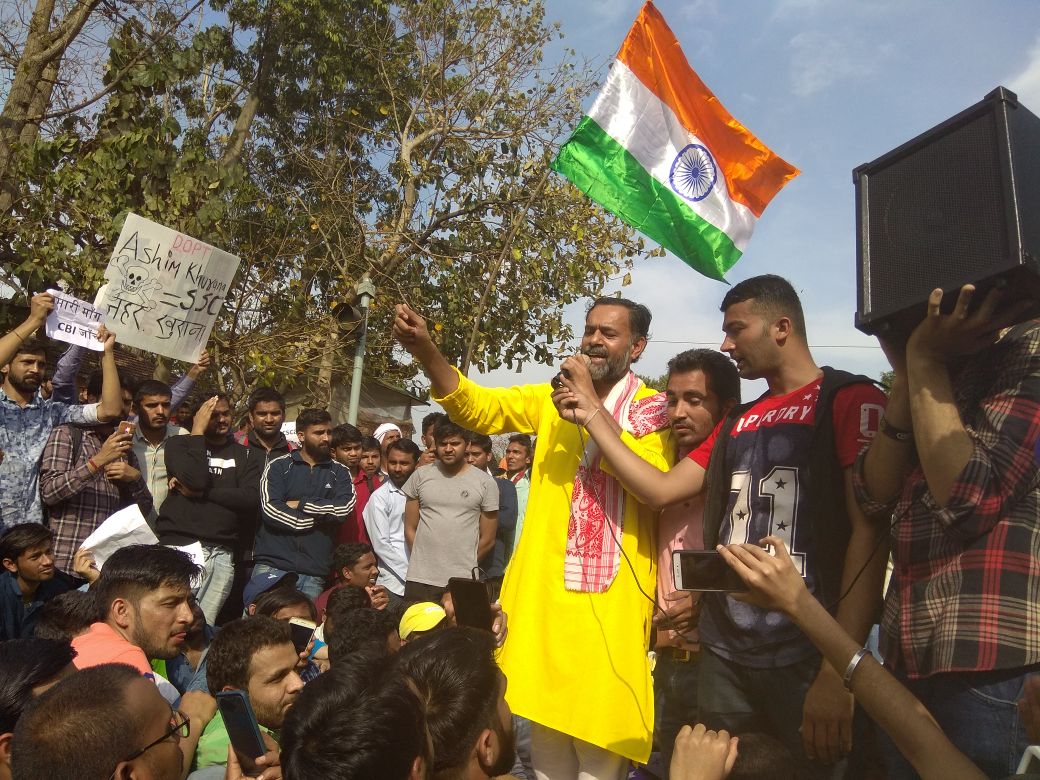 Swaraj India President Yogendra Yadav reaches out to the SSC aspirants protesting against graft.